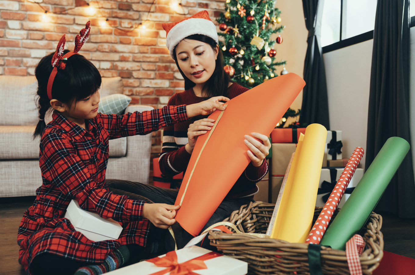 bunda dan si kecil, kado Natal, kreativitas anak, membungkus kado, Bunda, si Kecil